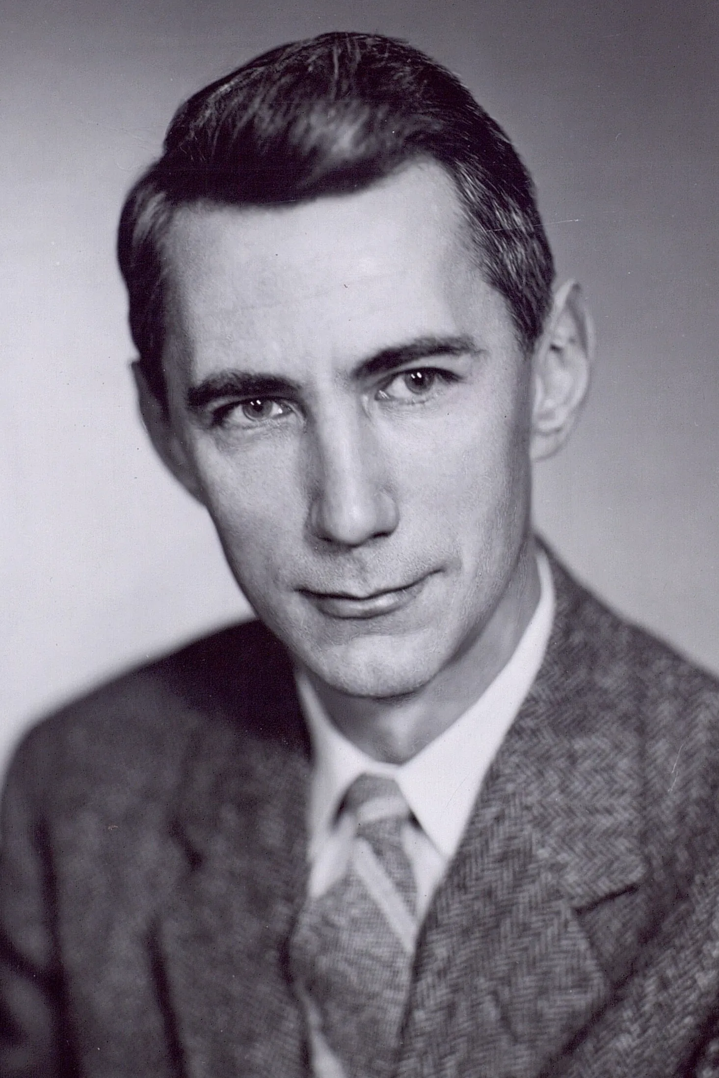 Ritratto fotografico di Claude Shannon, in giacca di tweed e cravatta, fine anni '40 / inizio anni '50.