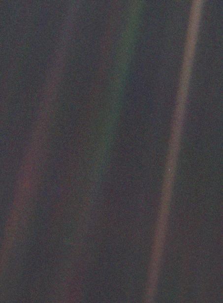 Pale Blue Dot — la Terra fotografata dal Voyager 1 nel 1990, un pixel sospeso in un raggio di luce diffusa